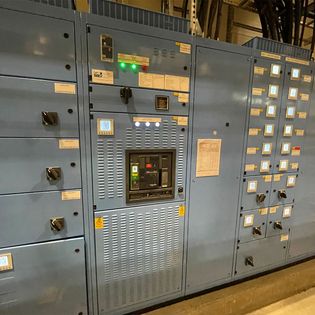 Großes elektrisches Panel mit mehreren Schaltern und Lichtern, das zur Steuerung elektrischer Systeme dient