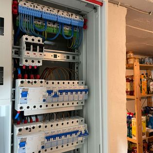 Elektrischer Schaltschrank, mit mehreren sichtbaren Schaltern und Sicherungen